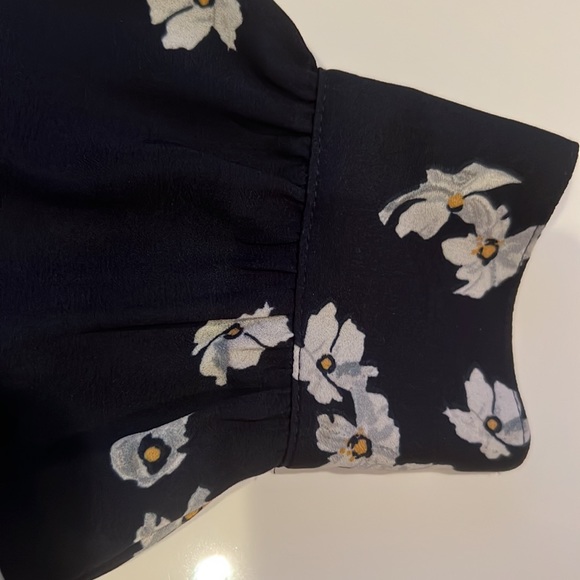 Banana Republic Navy blouse with beautiful white flowers/grey/yellow nice Flowy - Picture 6 of 12